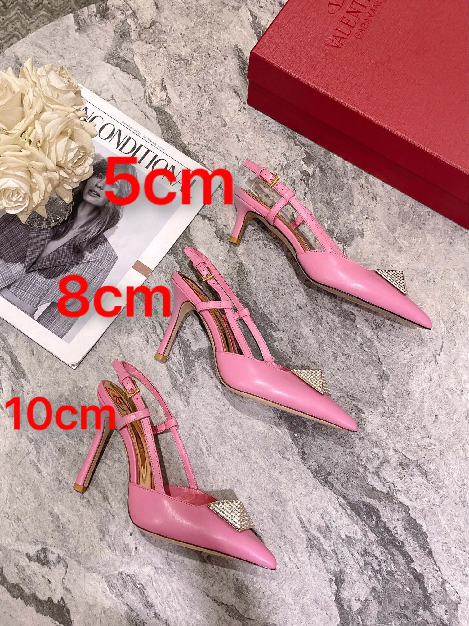 👟👟Ex-factory price 400👟👟 Genuine leather sole +40 Top version 𝑉𝐴𝐿𝐸𝑁𝑇𝐼𝑁𝑂 Valentino new autumn and winter women's back hollow sandals. The unique [pyramid] large rivet hardware [hand-made diamonds] brings out a full sense of high-end, and the new season will live up to expectations! Worth buying ★Imported sheepskin is absolutely high-grade ❥Original method, absolutely sensual ❥Elegant style, creating a different feeling, simple and elegant style!  Code number: 35-41 (34-42 customized) Fabric: Imported sheepskin Lining: Lined sheepskin Heel height: 8cm Leather outsole Rubber outsole